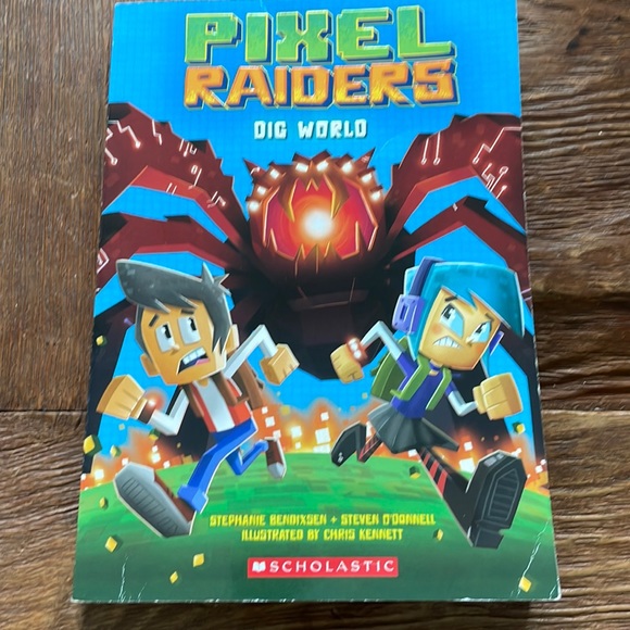 ISBN 978-1-338-16118-2 Scholastic book Pixel Raiders Dig World - Picture 1 of 4